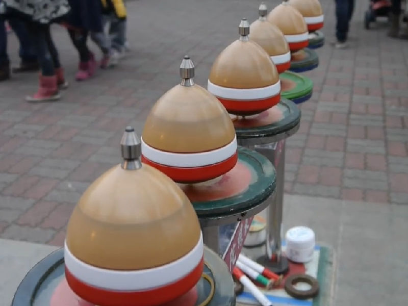 Le marchand de toupies chinoises au parc du pont (7.38 mn)