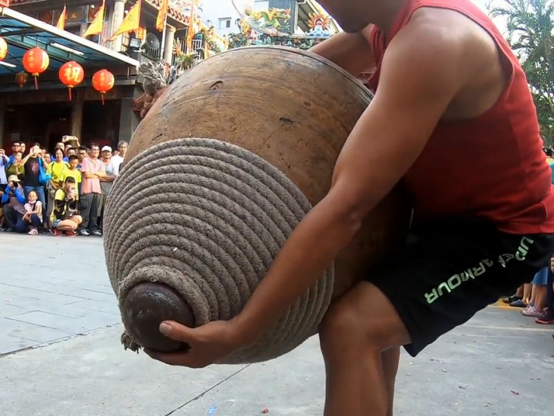 Concours de lancer de toupies en Chine (2.12 mn)